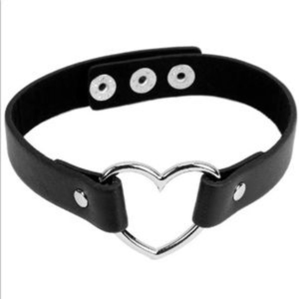 ❤️ PU Leather Heart Choker 🖤 - Picture 4 of 5